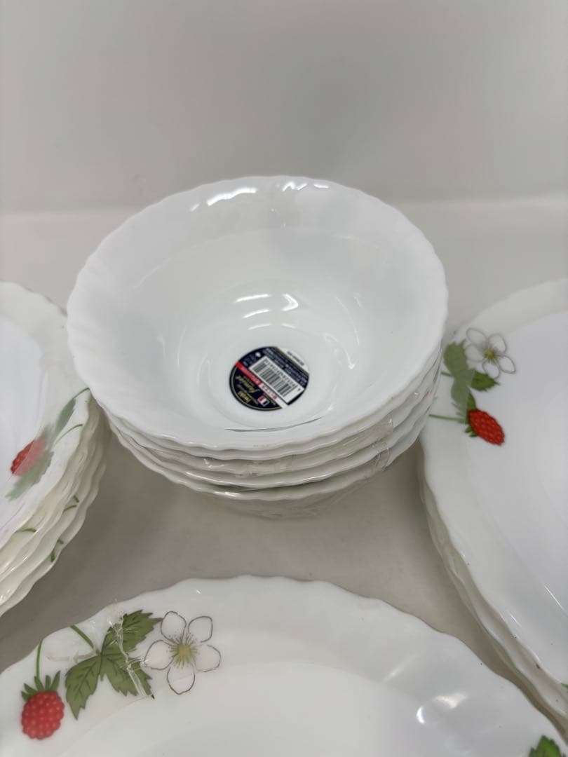 A020 iwaki ファミエット食器セット 20枚　イチゴ柄