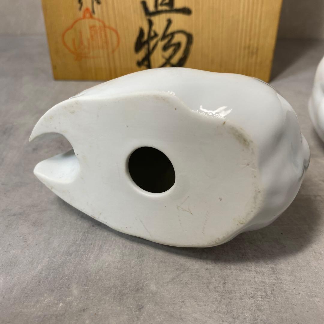 有田焼　在銘　勝山作　白磁鶏置物