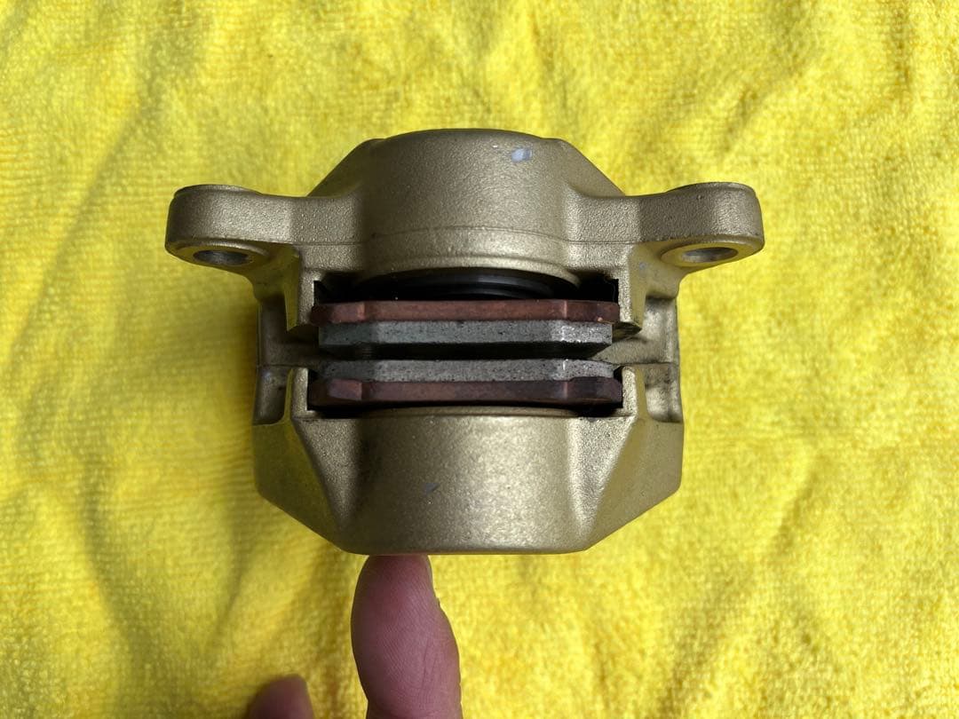 ブレンボ？ ゴールド ブレーキキャリパー パッド付き