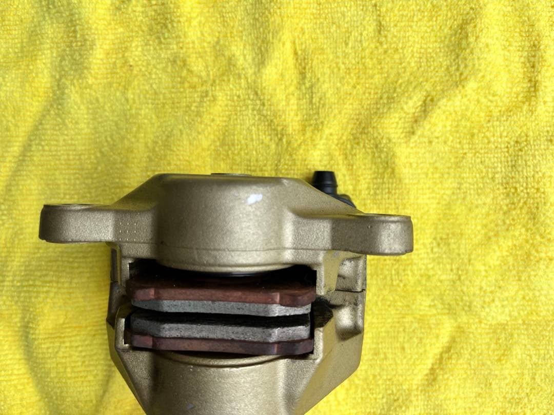 ブレンボ？ ゴールド ブレーキキャリパー パッド付き