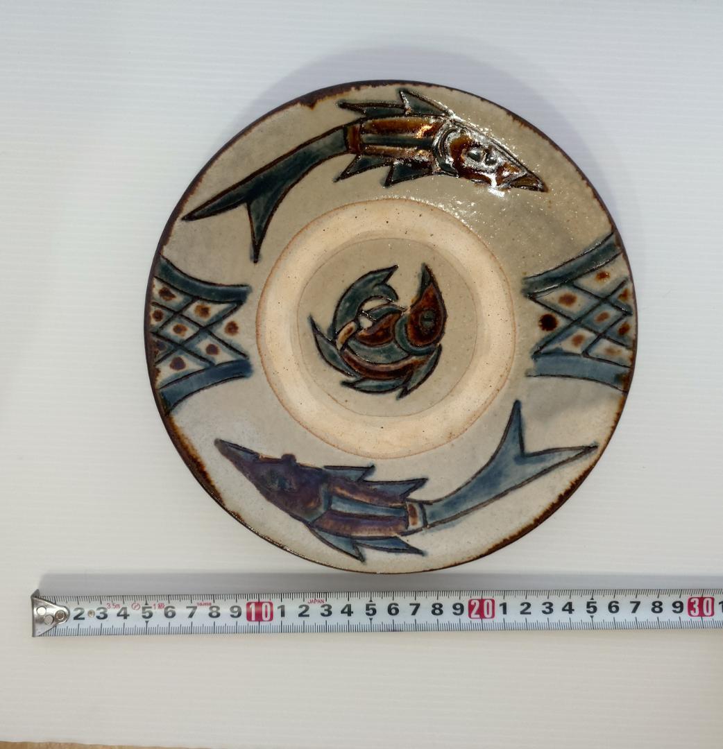 壺屋焼　金城敏昭？　金城次郎の息子さん？　魚の絵柄の皿 直径約20cm