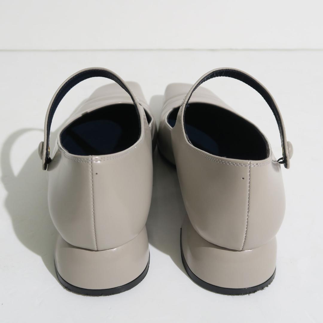 マメクロゴウチ Square Toe In-Step Strap Heels