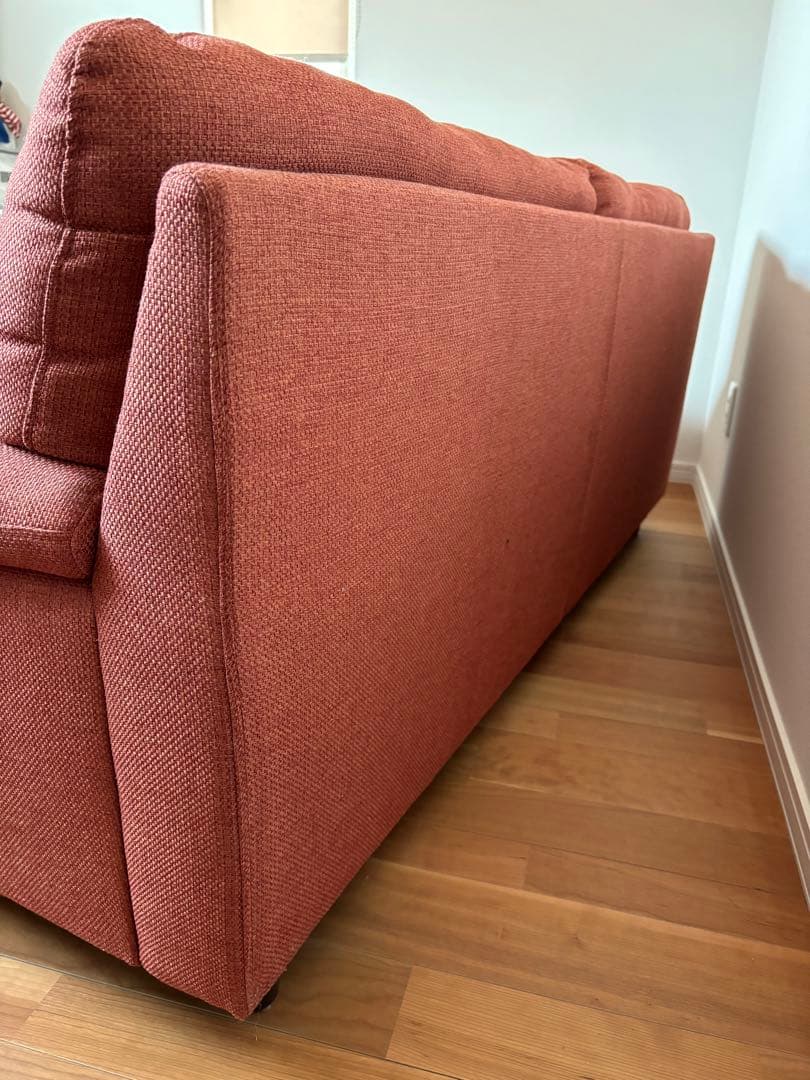 オレンジの3人掛けソファ