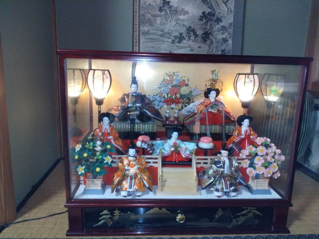伝統的雛人形 ガラスケース入り