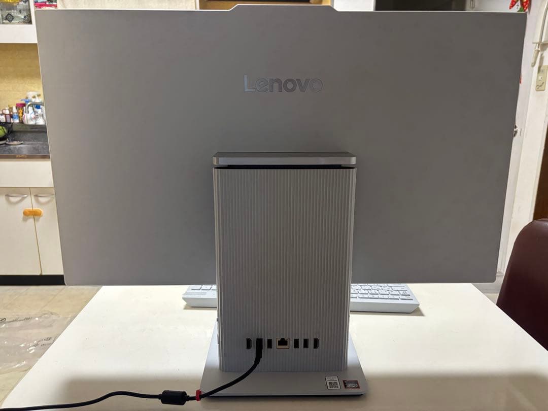 Lenovo IdeaCentre AIO 27AKP10KRK スリムデザイン