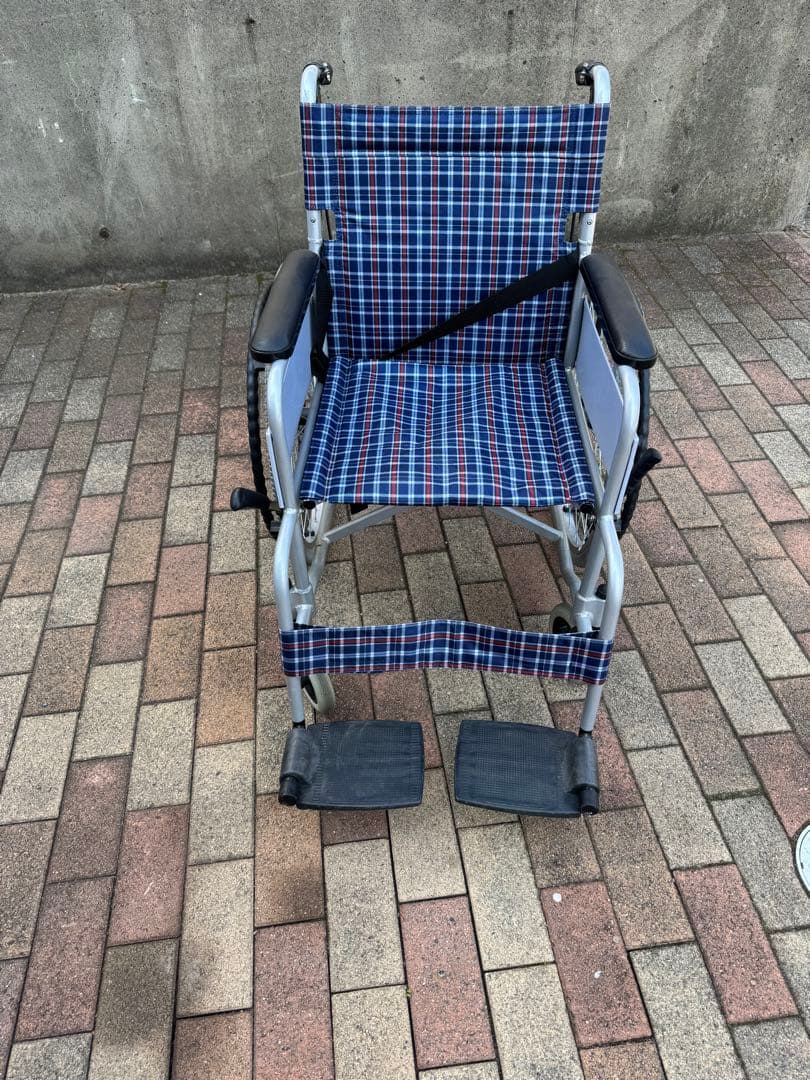 自走用車椅子 青と赤のチェック柄