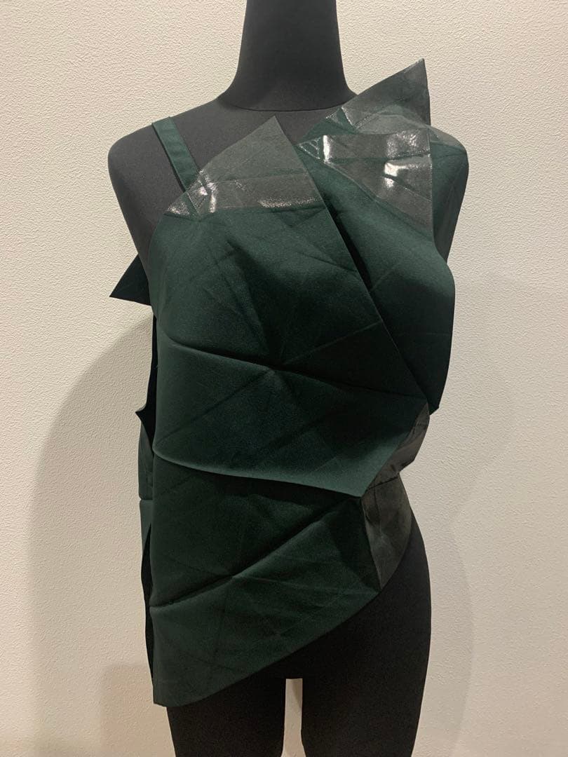 132 5.イッセイミヤケ おりがみ ダークグリーン タンクトップ 立体デザイン