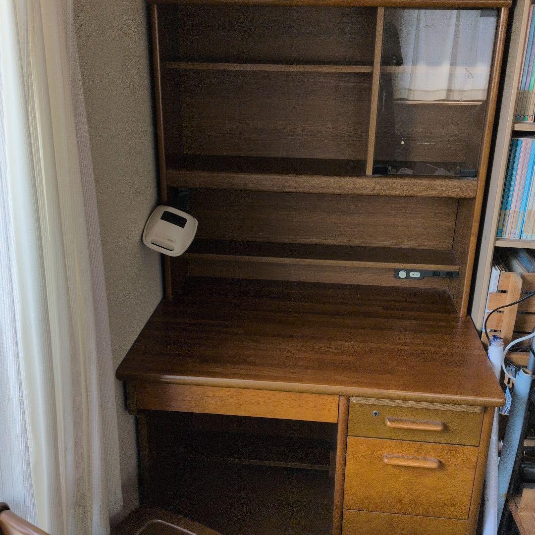 ブラウンの木製デスク 棚付き