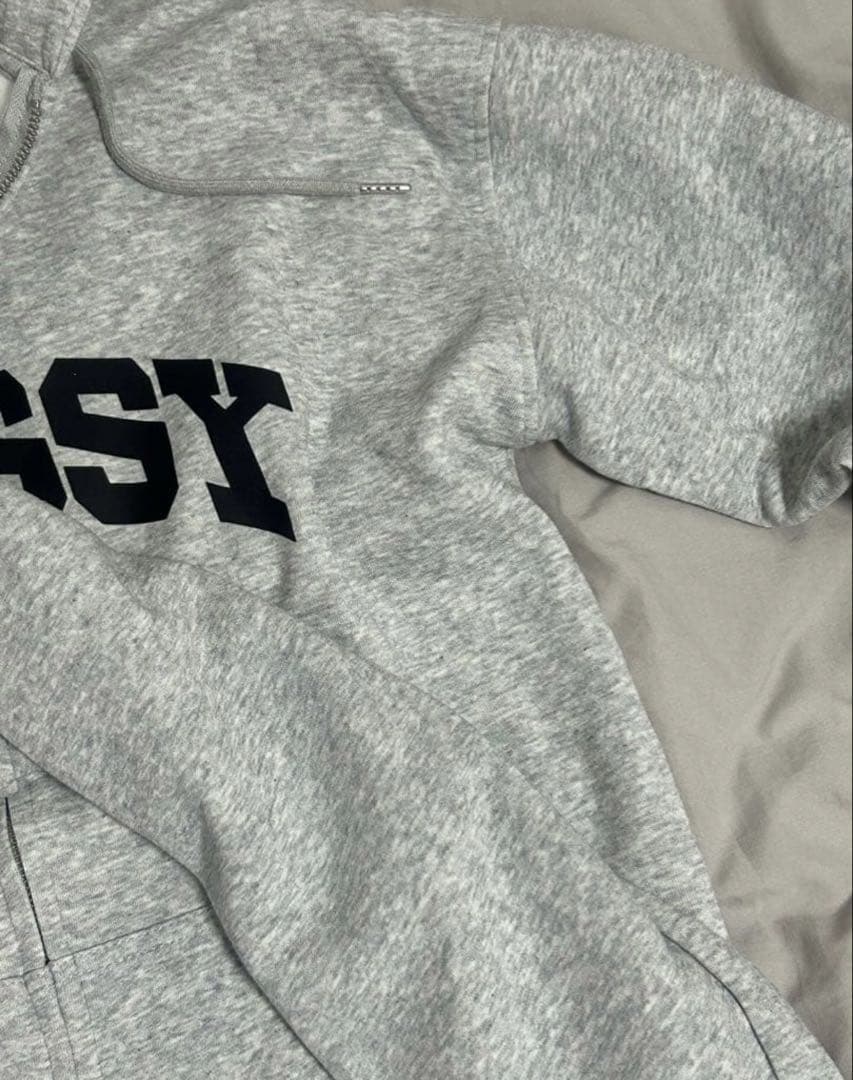 STÜSSY グレー ジップアップパーカー