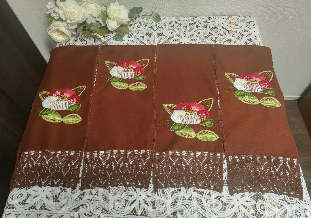 ハンドメイド 手刺繍 ブラウン 椿 花柄 4つ割れ 手編みレース縁取り のれん