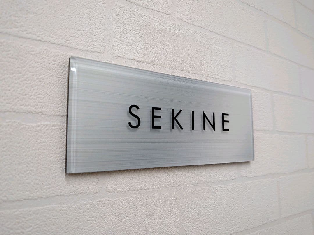 ママ＊オレンジベース・黒文字のアクリル表札＊４辺４５度斜めカット＊ＵＶ印刷