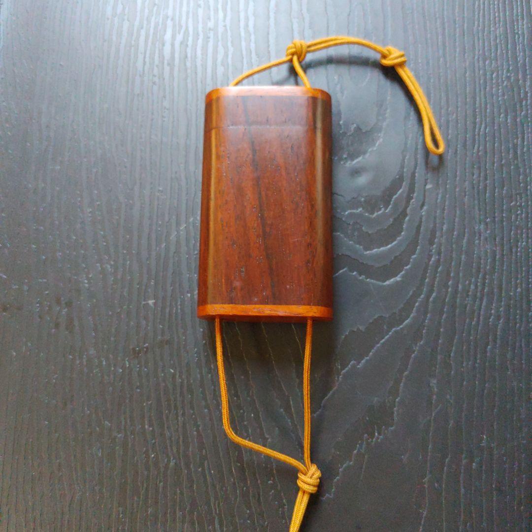 印籠　携帯薬入れ(おそらく紫檀)と　根付け(希少アイボリー)二つ