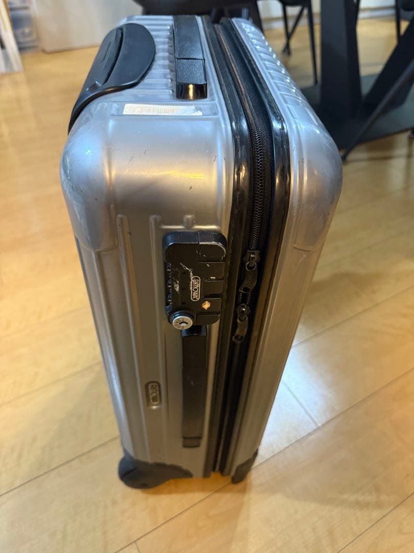 RIMOWA サルサ　シルバー機内持ち込みサイズ