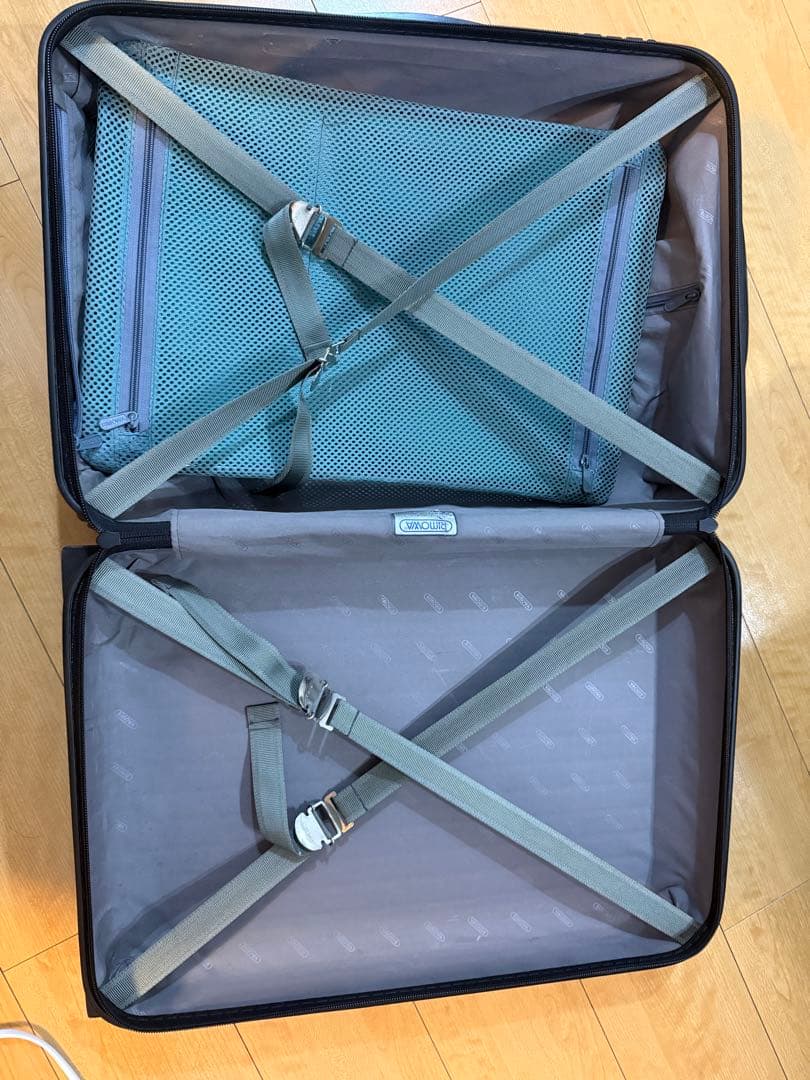 RIMOWA サルサ　シルバー機内持ち込みサイズ