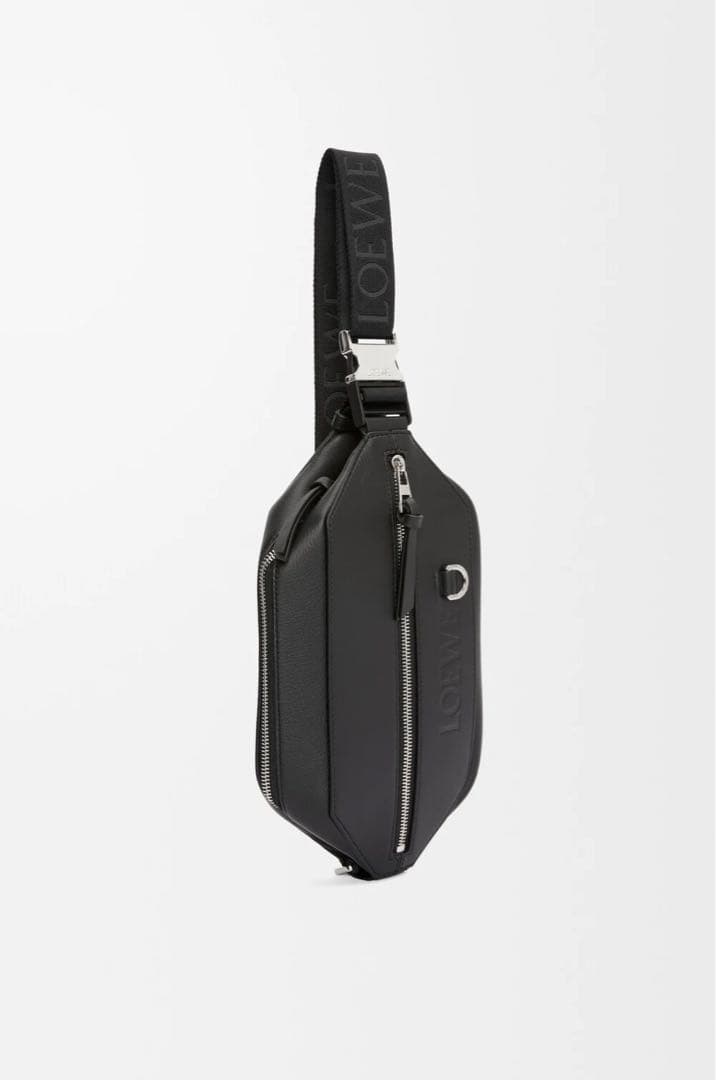 LOEWE ブラック ボディバッグ