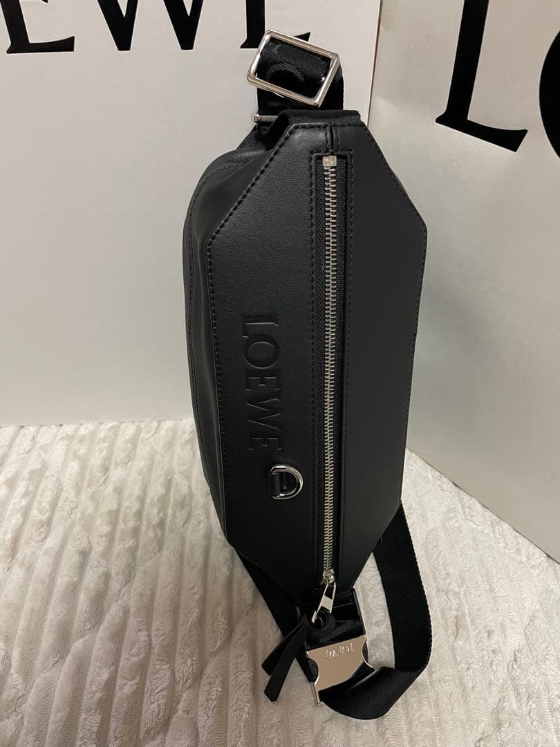 LOEWE ブラック ボディバッグ