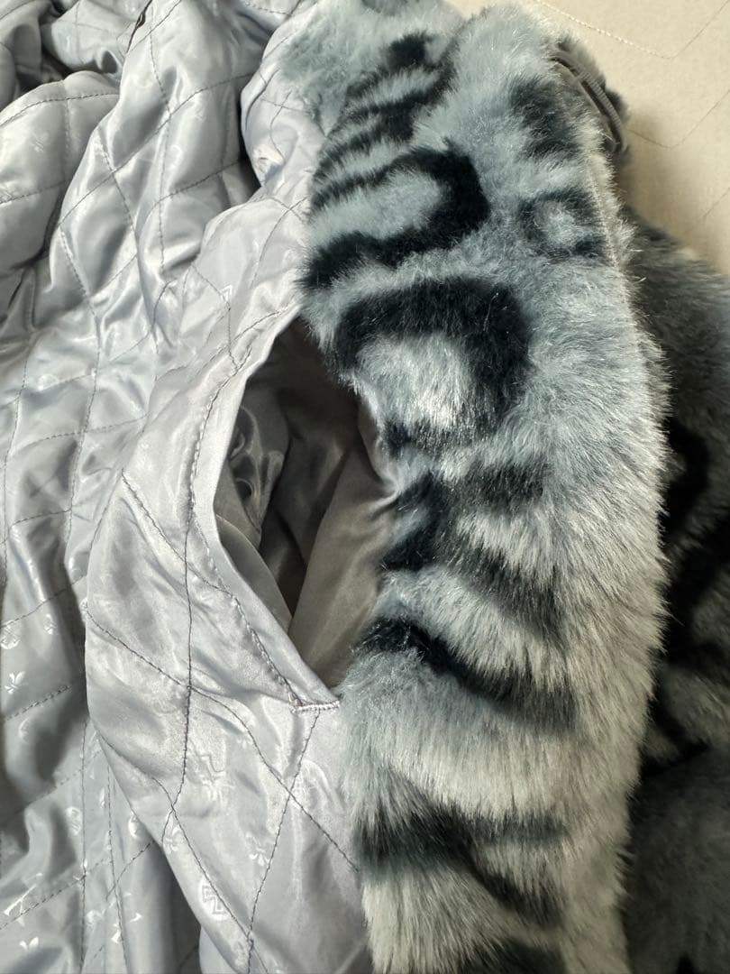 Karl Kani 総柄 ロゴ刺繍 ファーコート ボア L シルバーグレー