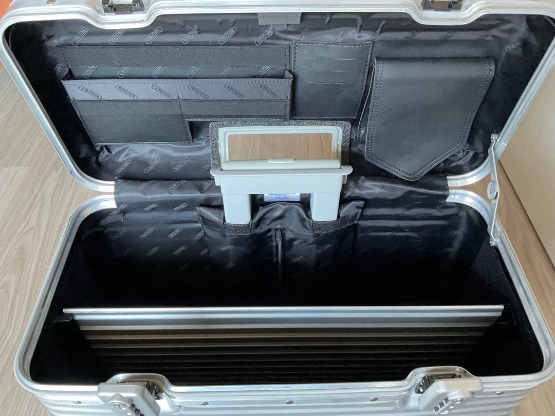 絶*代様 リモワ パイロット 4輪 932.51 37L