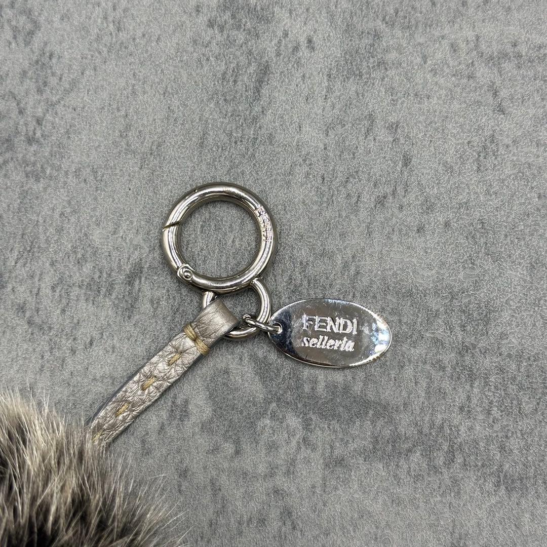 極美品 フェンディ セレリア ポンポンチャーム キーリング 灰 プレート ファー