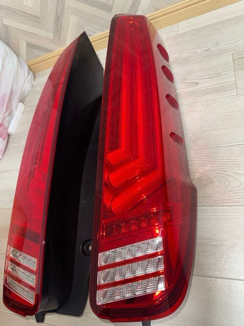 中古超美品80系 ヴォクシー ノア エスクァイア ヴァレンティLEDテールライト