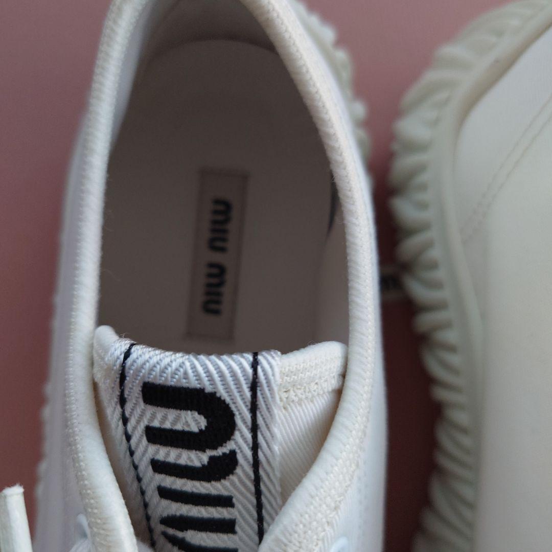 最終ミュウミュウ正規品美品　厚底スニーカーロゴつき　白