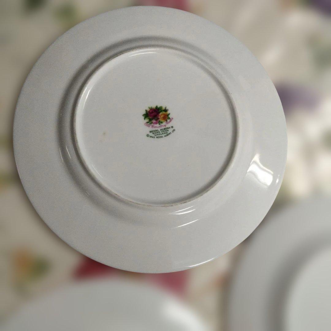 ロイヤル　アルバート　ケーキ皿４枚と皿１枚　メルカリコンパクト便匿名発送