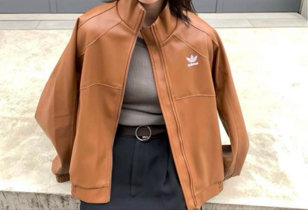 adidasフェイクレザージャケット