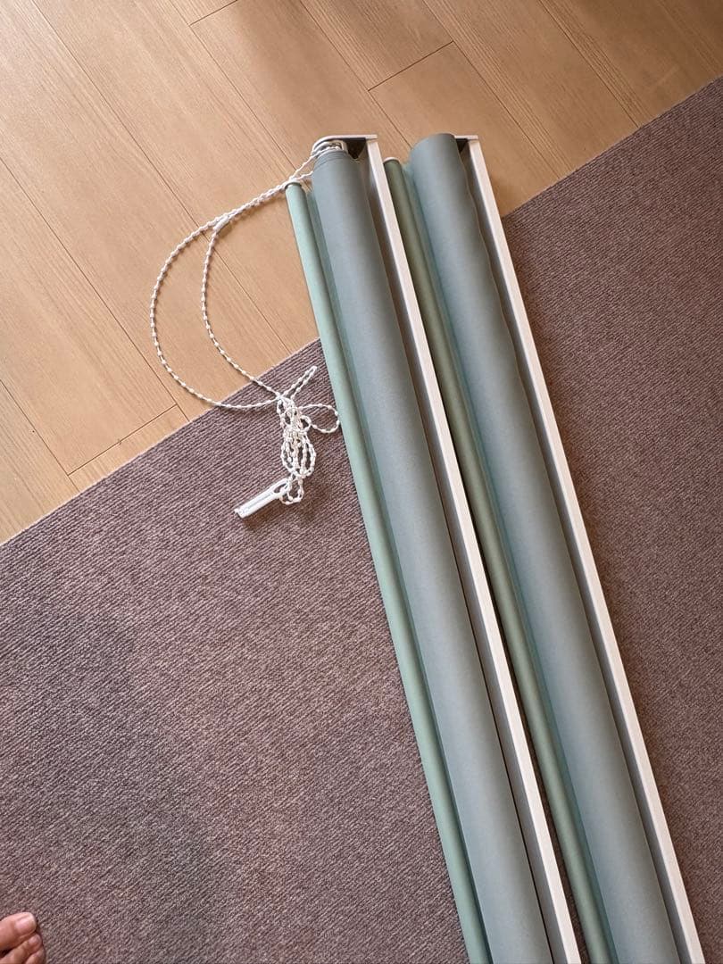 ニトリ　ロールスクリーン　右操作のもの1つ　取付金具付き　高さ250×幅184