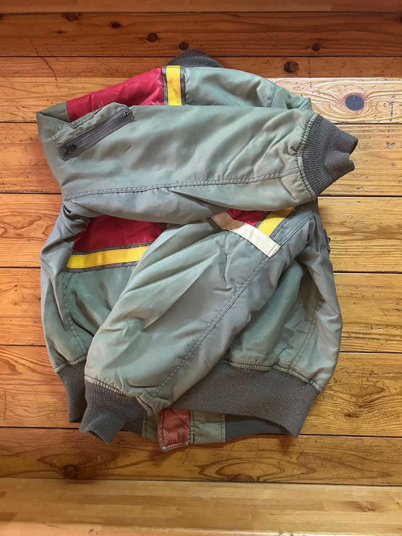 AVIREX MA-1 フライトジャケット グレー/レッド/イエロー