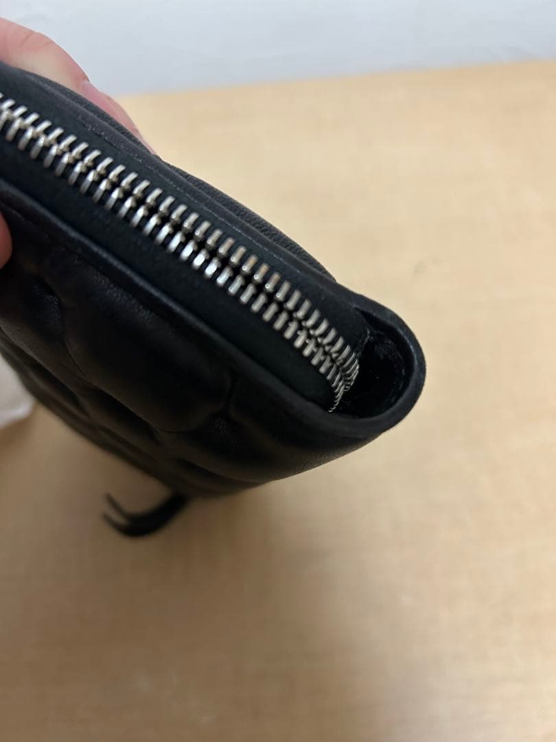 ボタン付きブラック長財布