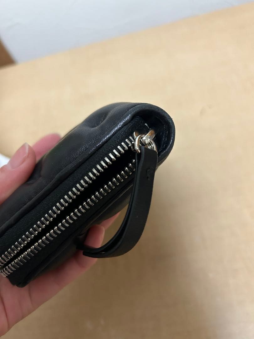 ボタン付きブラック長財布