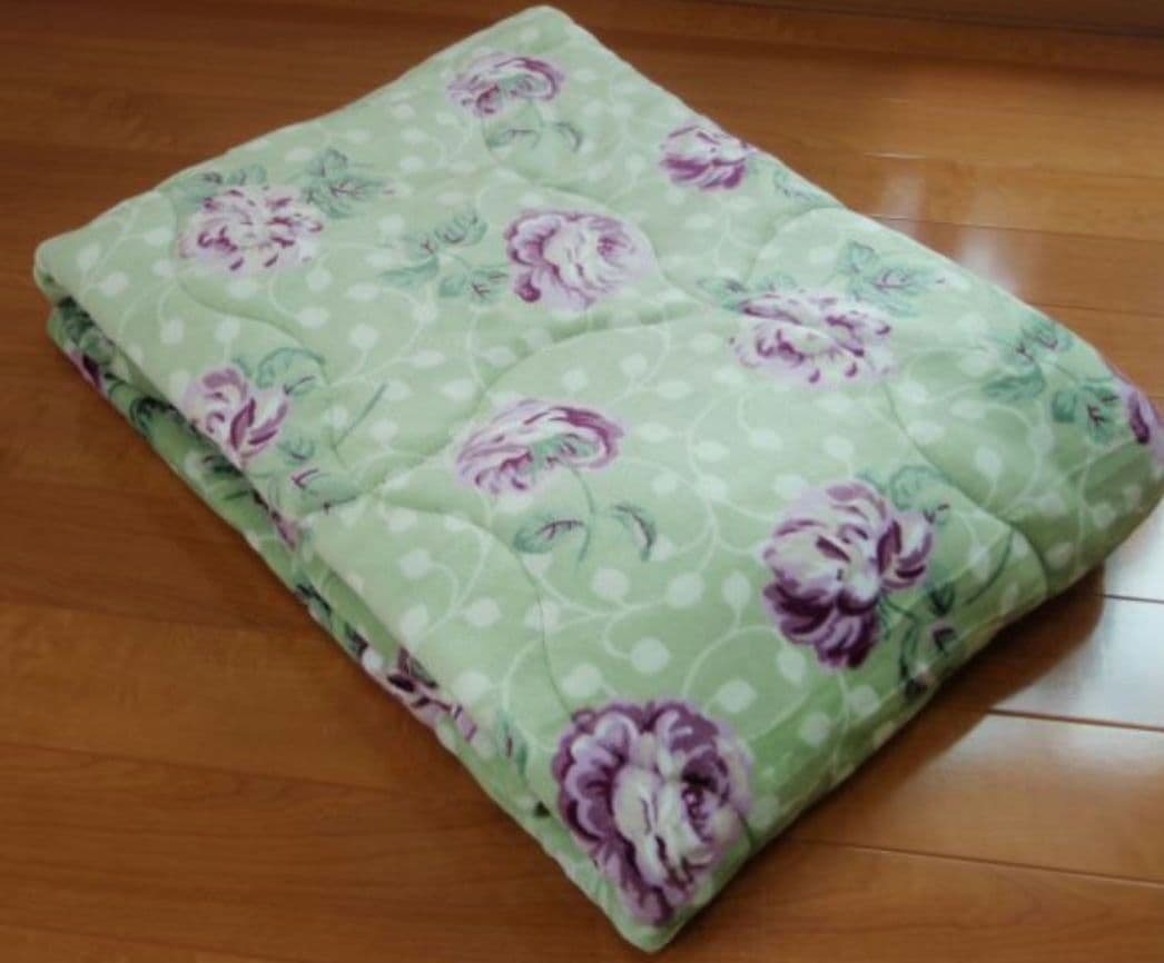 西川合繊肌掛け布団、サンダーソン、かわいいバラ柄、グリーン系
