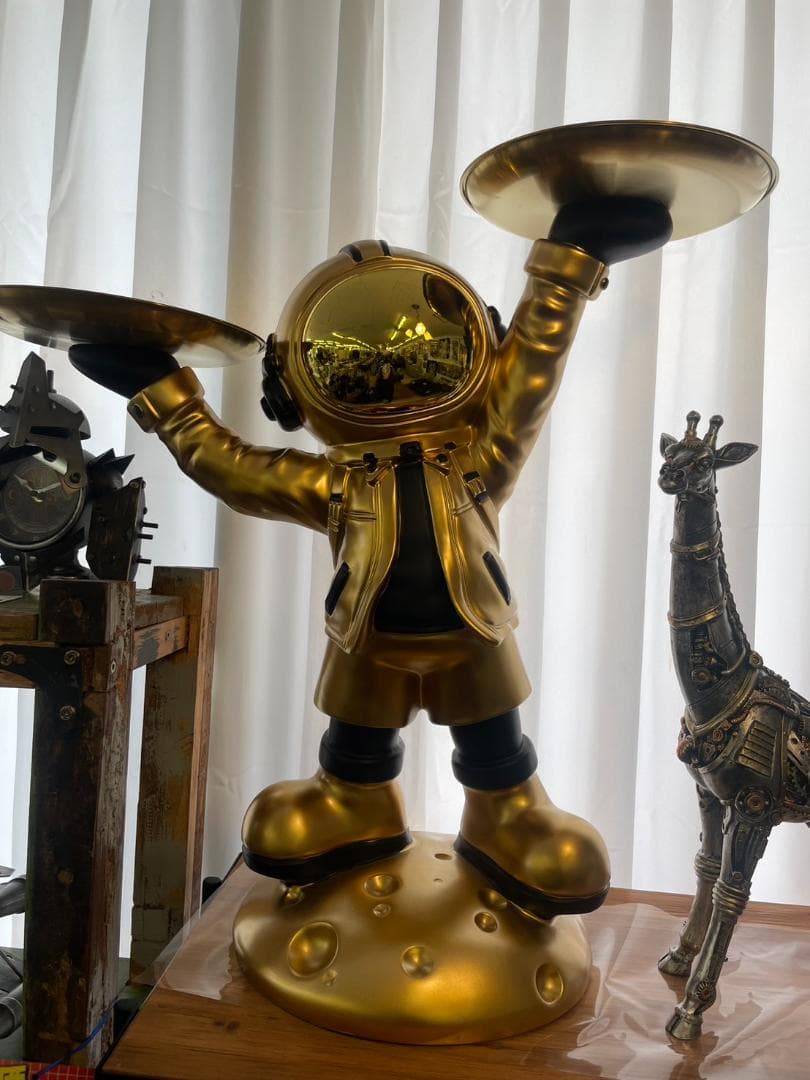 宇宙飛行士　サイドテーブル　オブジェ　ゴールド　コレクションラック　展示台　棚