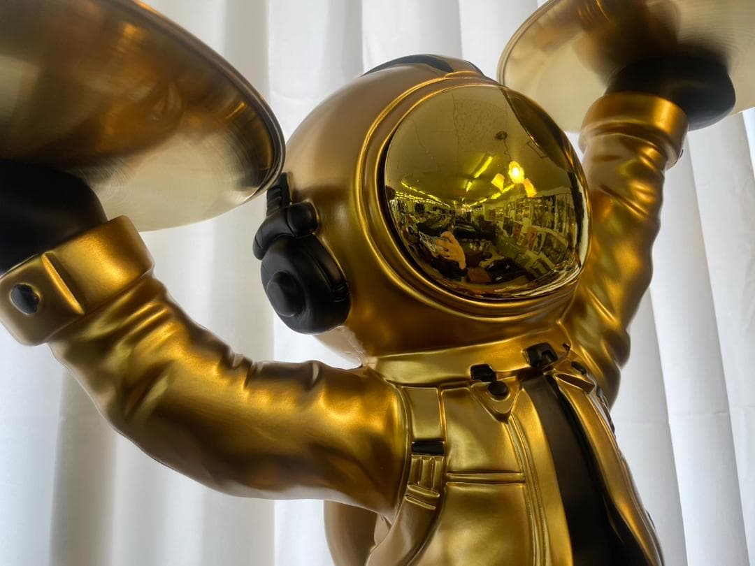 宇宙飛行士　サイドテーブル　オブジェ　ゴールド　コレクションラック　展示台　棚