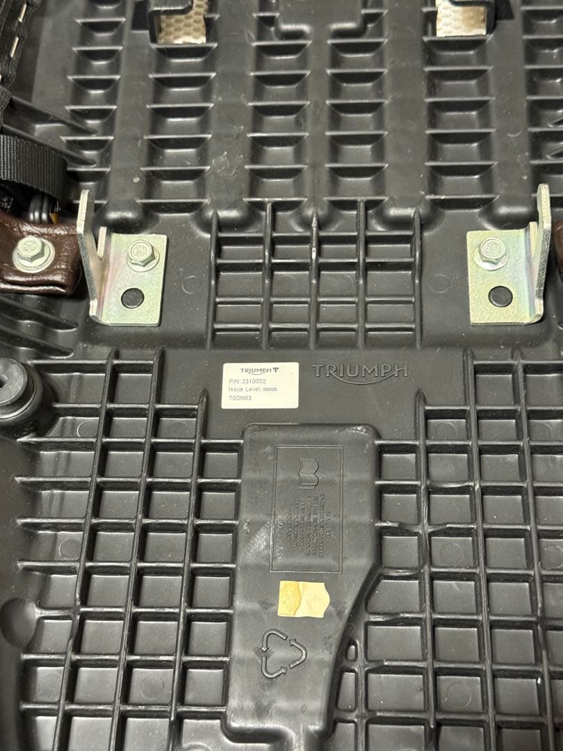 TRIUMPH　純正キルト・ベンチシート　ブラウン