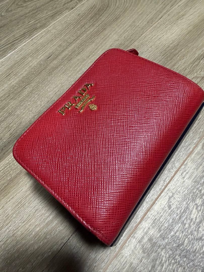 PRADA レッド 二つ折り財布　美品