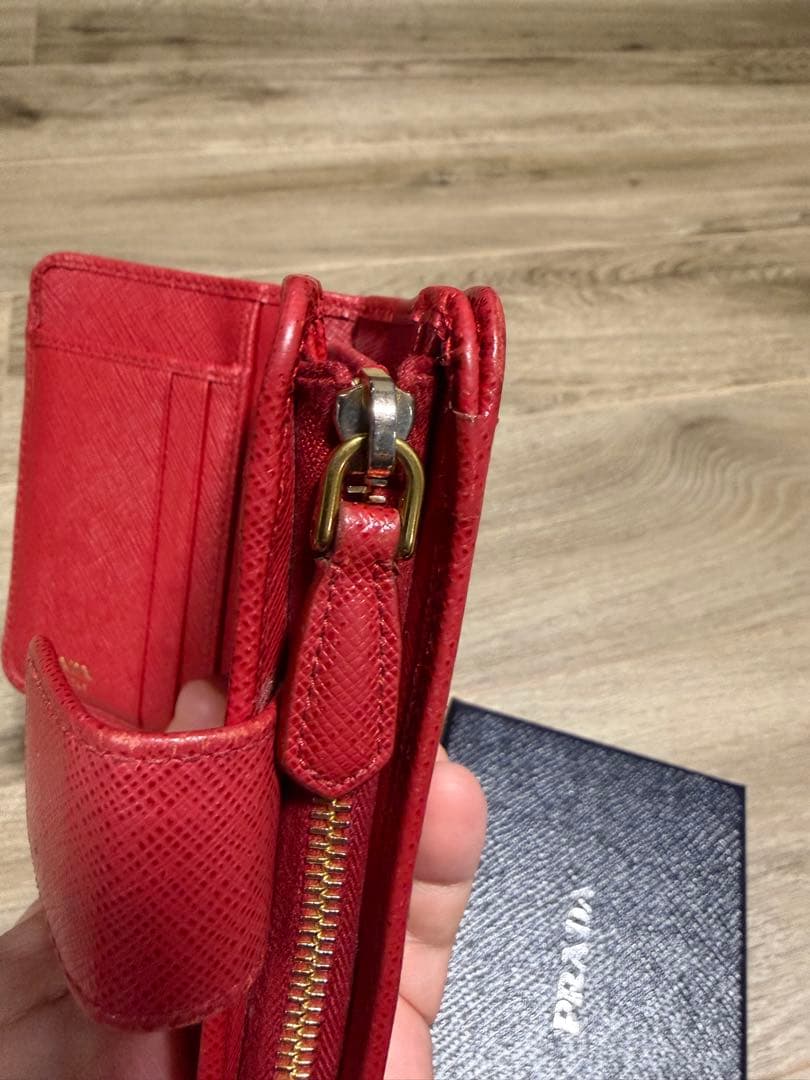 PRADA レッド 二つ折り財布　美品