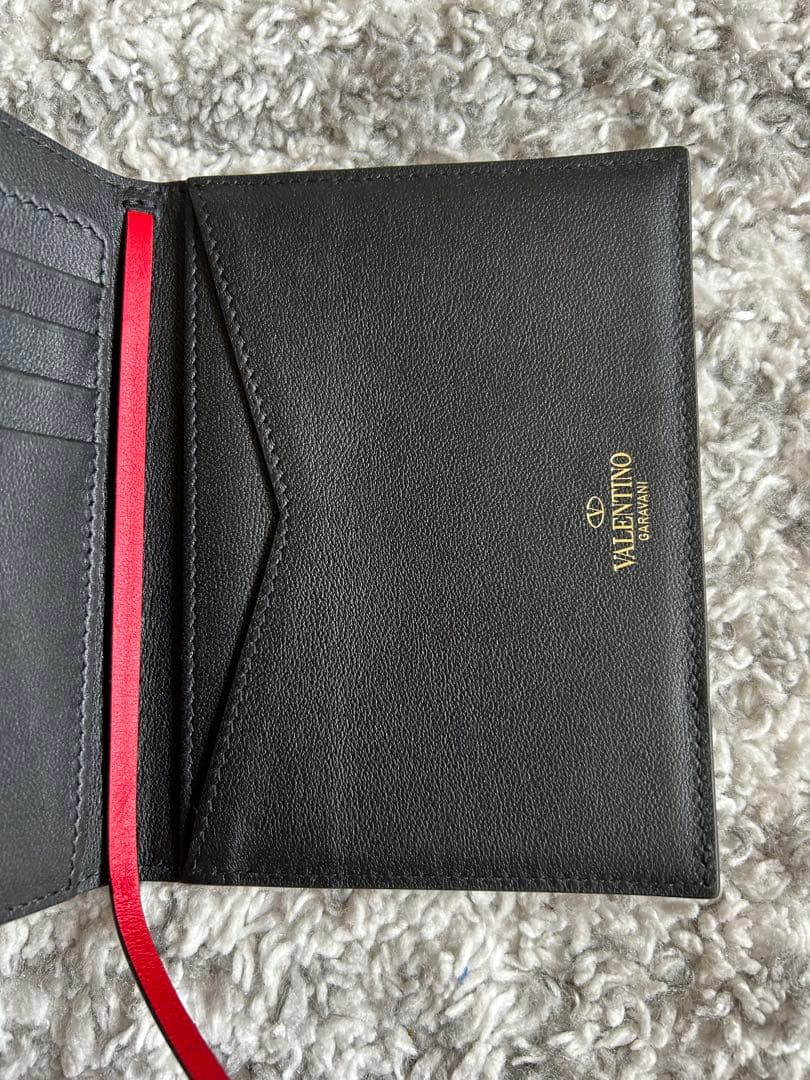 Valentino 黒 レザー パスポートケース