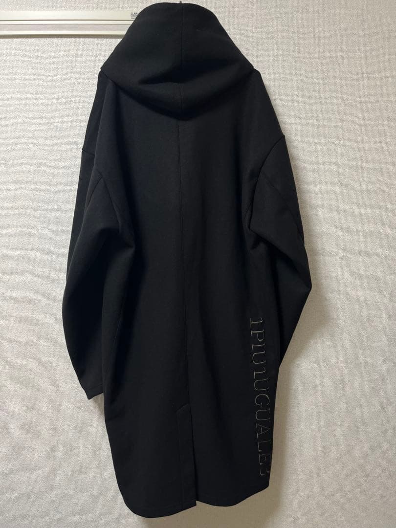 1piu1uguale3 ロングコート ロゴ刺繍 BLK