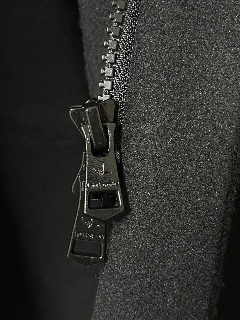 1piu1uguale3 ロングコート ロゴ刺繍 BLK