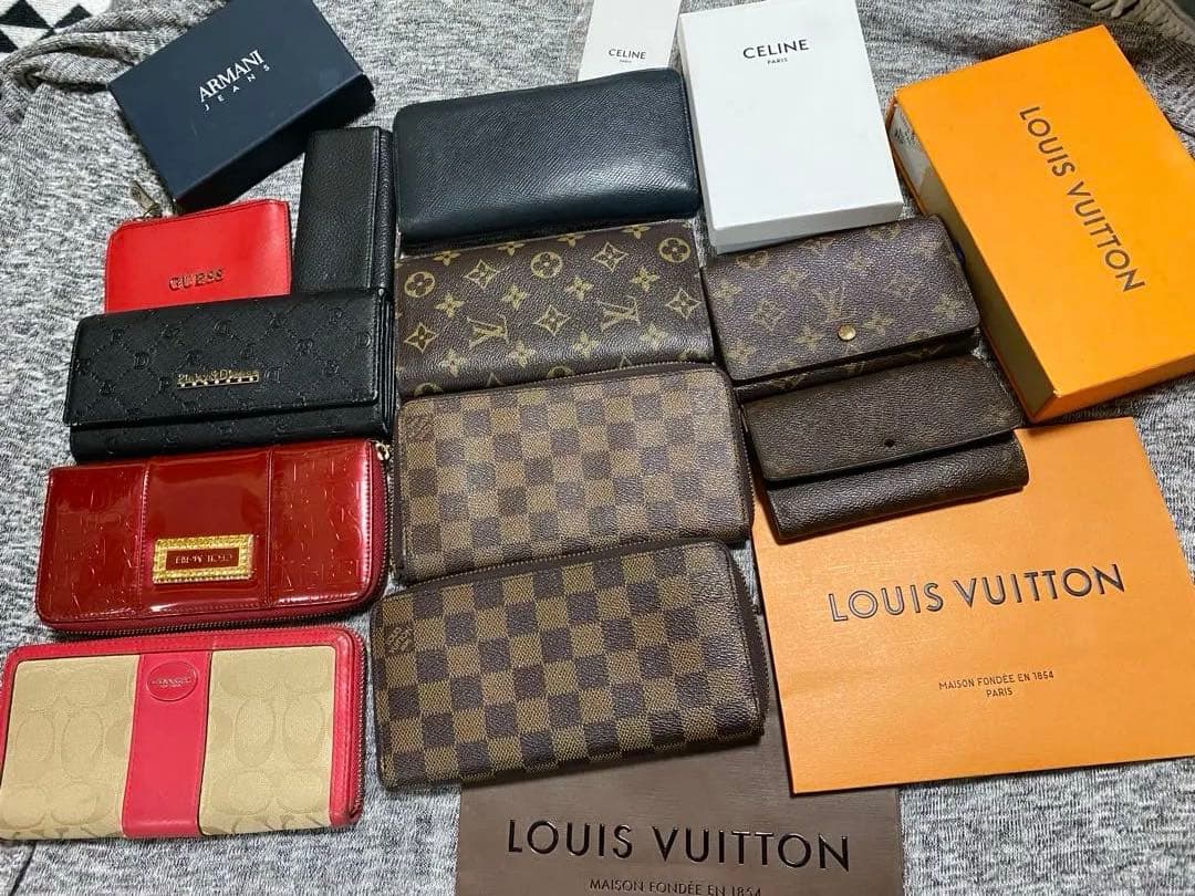 LOUIS VUITTON セリーヌ coach 長財布 二つ折り財布