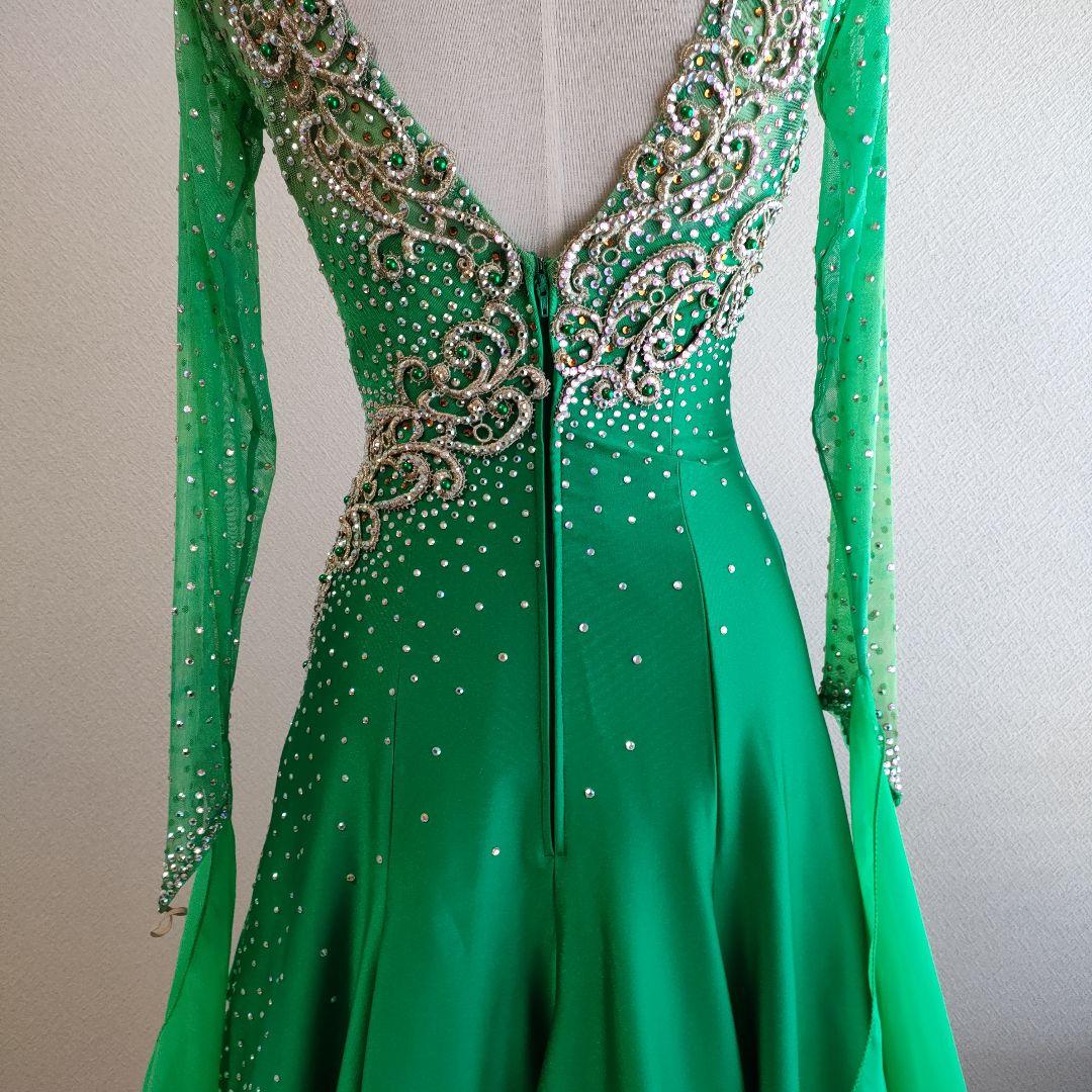 社交ダンス　とてもゴージャスで素敵な緑色のドレス