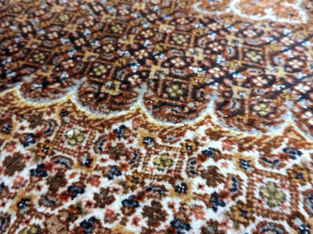 ペルシャ絨毯手織りウール＆シルクタブリーズ産人気なマヒデザイン