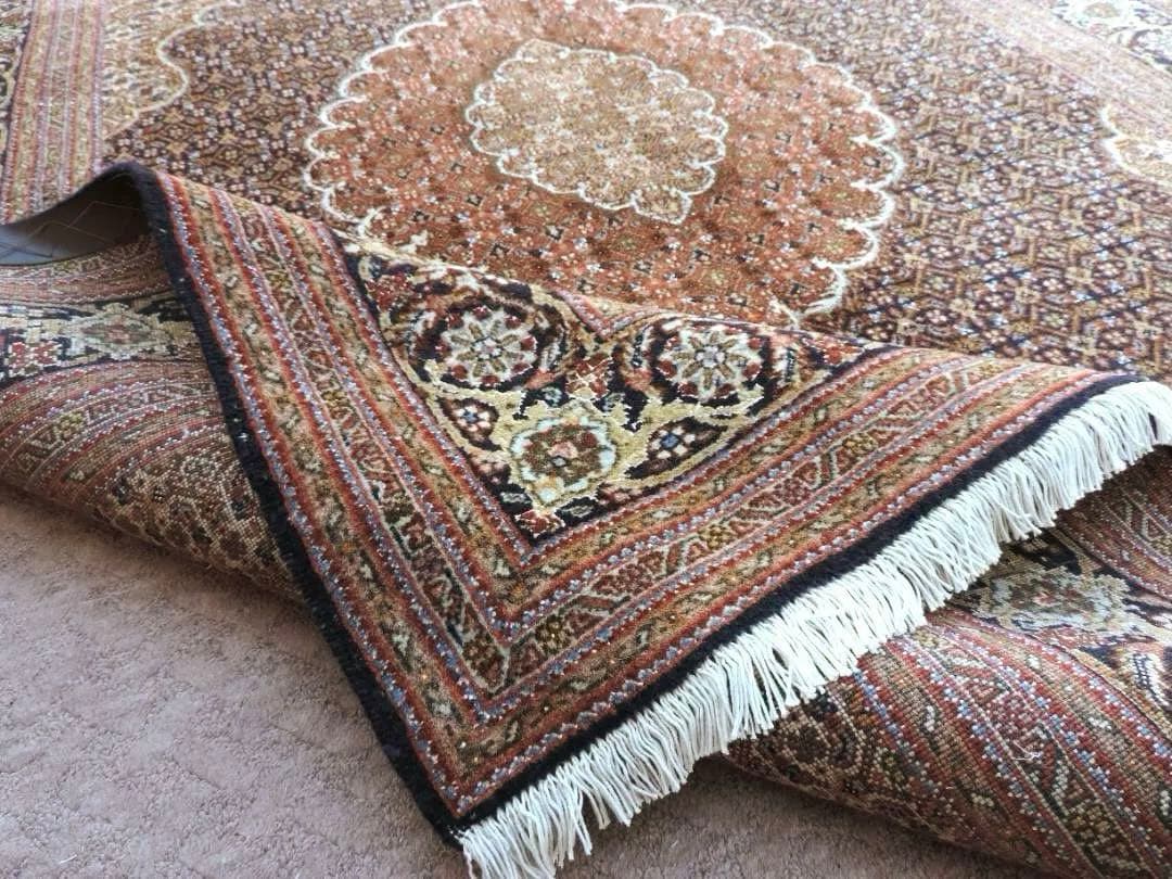 ペルシャ絨毯手織りウール＆シルクタブリーズ産人気なマヒデザイン