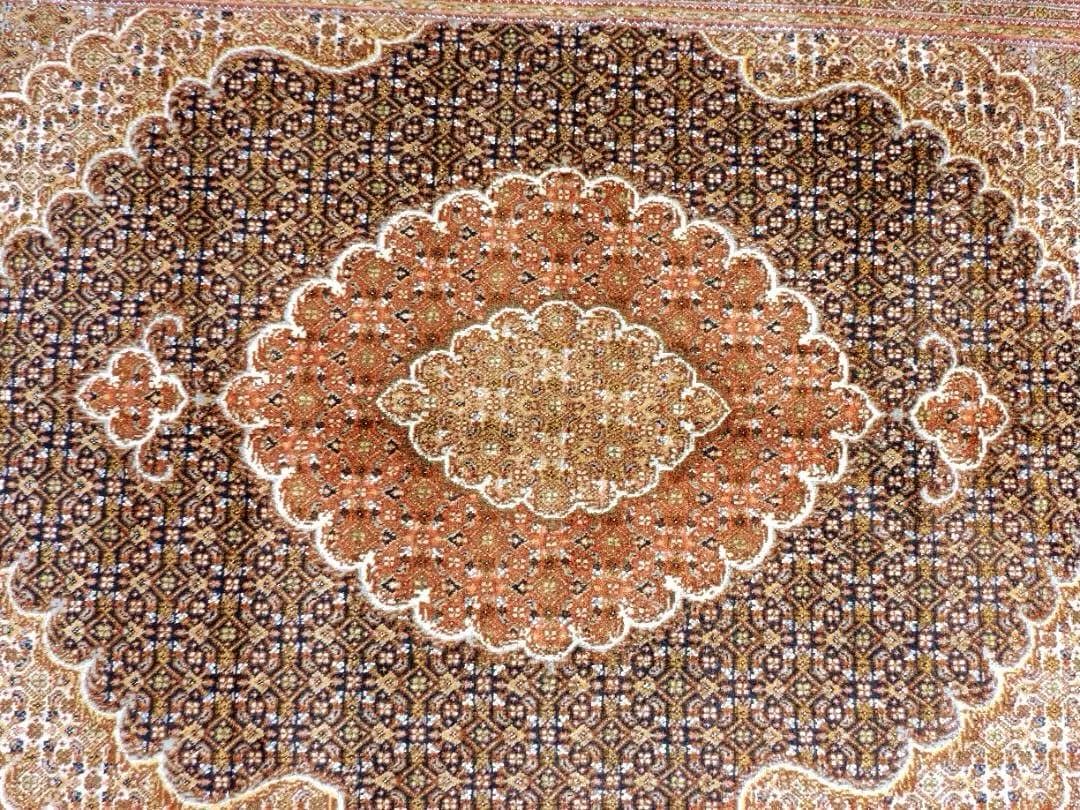 ペルシャ絨毯手織りウール＆シルクタブリーズ産人気なマヒデザイン