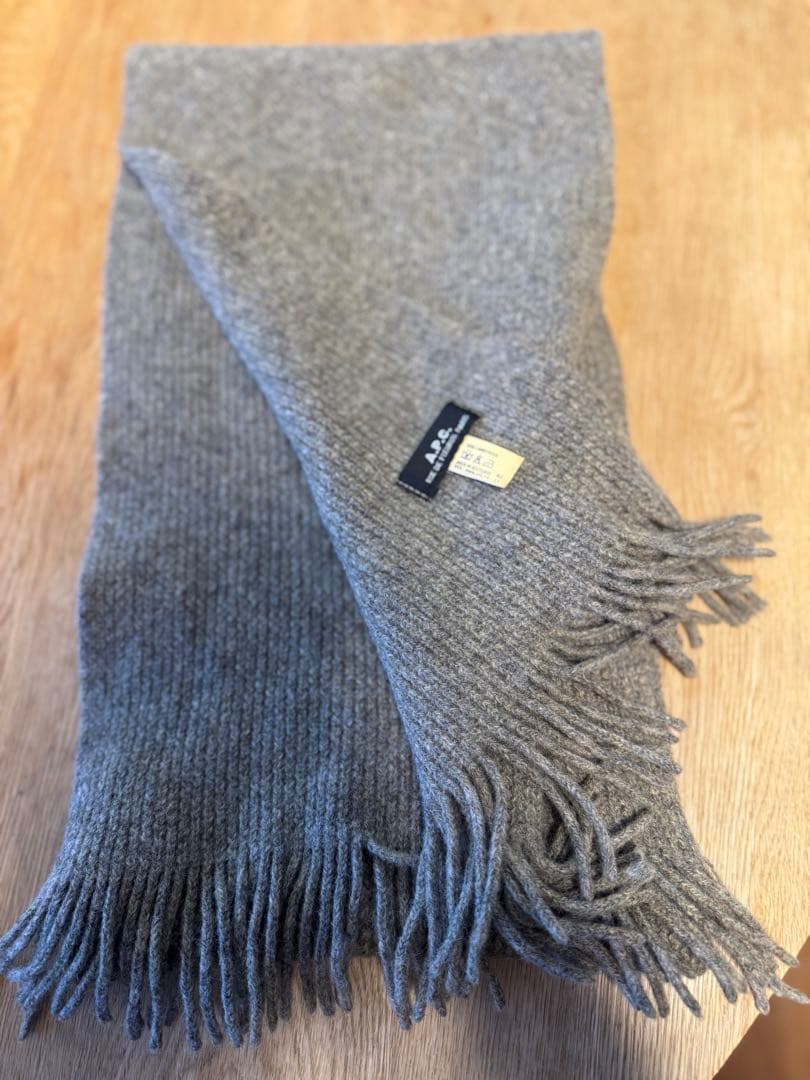 A.P.C. フリンジ付きグレー マフラー