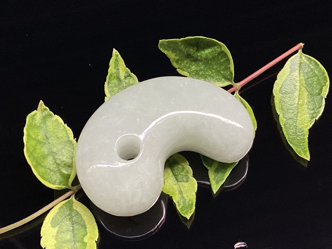 破格お値段です‼️氷アイスジェイド糸魚川翡翠勾玉　本物の守護石をお身近に鑑別書付‼️