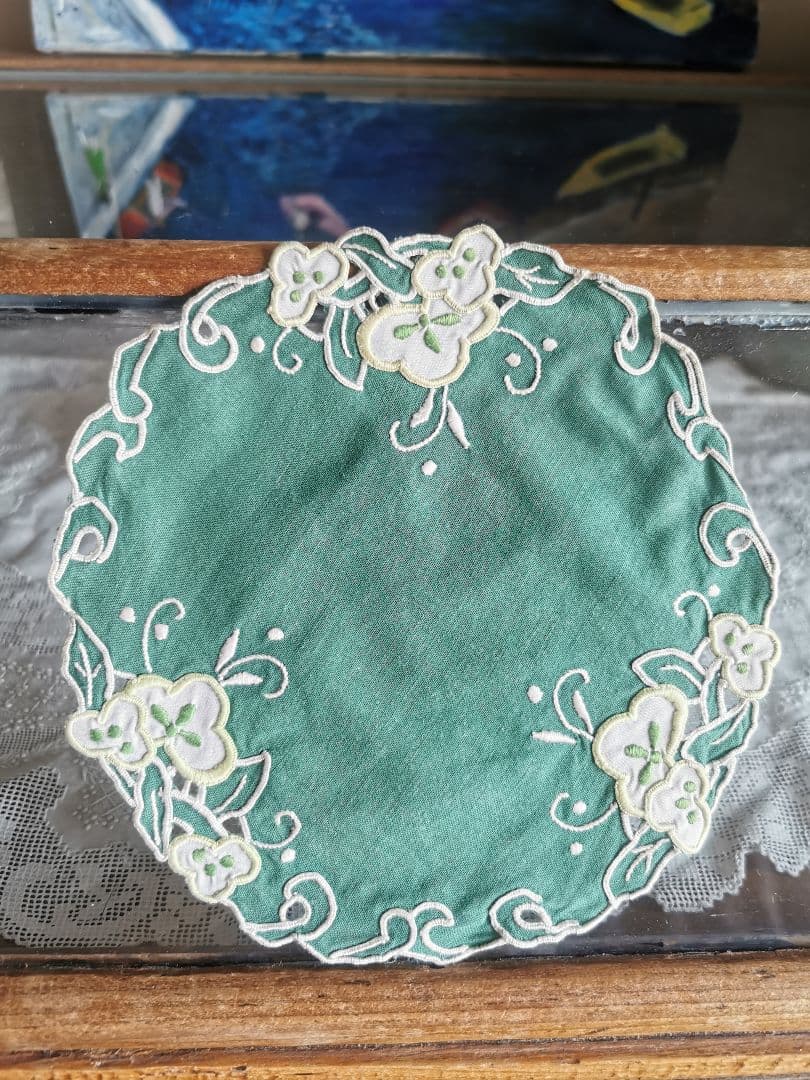アンティーク フランス オープンカットワーク三つ葉刺繍 翡翠色リネンドイリー