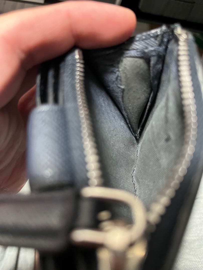 プラダ 二つ折り財布 フラグメントケース 三角プレート サフィアーノ 濃紺　財布