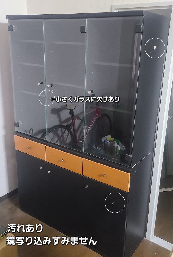 ガラス扉付きインテリア棚